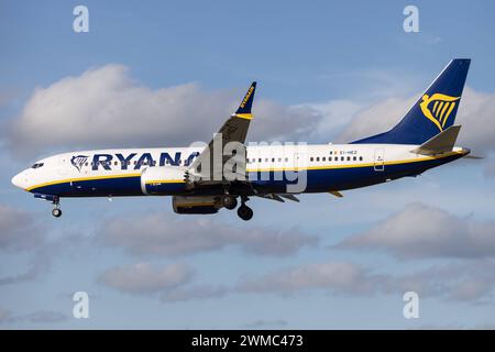 Die Boeing 737 MAX 8-200 B38M der Fluglinie Ryanair FR / RYR mit der Registrierung EI-HEZ MSN: 62312 rollt am Flughafen Hamburg Airport EDDH/HAM. Amburgo Amburgo Germania *** il Boeing 737 MAX 8 200 B38M della compagnia aerea Ryanair FR RYR con registrazione EI HEZ MSN 62312 è in fase di rullaggio presso l'aeroporto di Amburgo EDDH HAM Amburgo Germania Foto Stock