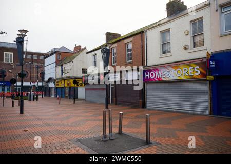 Blandford Street, Sunderland la mattina presto con quasi tutti i negozi che hanno le persiane Foto Stock