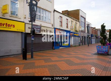 Blandford Street, Sunderland la mattina presto con quasi tutti i negozi che hanno le persiane Foto Stock