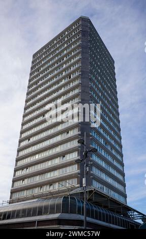 Alto blocco di appartamenti di proprietà del consiglio nel centro della città di Sunderland Foto Stock