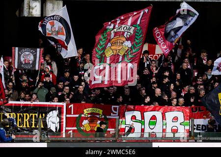 Salerno, Italia. 24 febbraio 2024. Tifosi dell'AC Monza durante la partita di serie A tra US Salernitana e AC Monza allo Stadio Arechi il 24 febbraio 2024 a Salerno. Crediti: Giuseppe Maffia/Alamy Live News Foto Stock