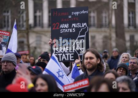 Persone che partecipano al rally "No to Terror" a Tavistock Square, nel centro di Londra. Data foto: Domenica 25 febbraio 2024. Foto Stock