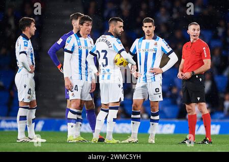 Martin Zubimendi, Alejandro Remiro, Brais Mendez, Robin le Normand e Andre Silva della Real Sociedad guardano durante il match LaLiga EA Sports tra Foto Stock