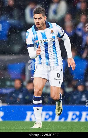 Andre Silva del Real Sociedad guarda durante la partita LaLiga EA Sports tra Real Sociedad e Villarreal CF al reale Arena Stadium il 23 febbraio, Foto Stock