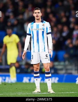 Andre Silva del Real Sociedad guarda durante la partita LaLiga EA Sports tra Real Sociedad e Villarreal CF al reale Arena Stadium il 23 febbraio, Foto Stock