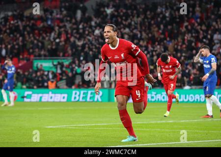 Virgil van Dijk di Liverpool celebra il suo gol ma il VAR lo governa in fuorigioco durante la finale della Carabao Cup Chelsea vs Liverpool al Wembley Stadium, Londra, Regno Unito, 25 febbraio 2024 (foto di Gareth Evans/News Images) Foto Stock