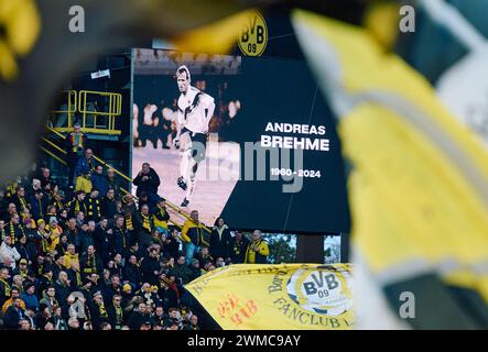 Dortmund, Germania. 25 febbraio 2024. Calcio: Bundesliga, Borussia Dortmund - TSG 1899 Hoffenheim, Matchday 23, Signal Iduna Park. Il defunto Andreas Brehme è commemorato sul tabellone. Credito: Bernd Thissen/dpa - NOTA IMPORTANTE: in conformità con i regolamenti della DFL German Football League e della DFB German Football Association, è vietato utilizzare o far utilizzare fotografie scattate nello stadio e/o della partita sotto forma di immagini sequenziali e/o serie di foto video./dpa/Alamy Live News Foto Stock