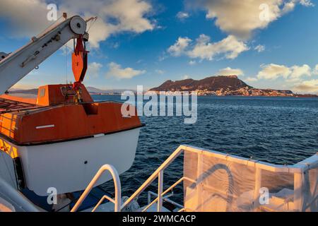 Traghetti che attraversano lo Stretto di Gibilterra dal Marocco verso la Spagna, in background Rocca di Gibilterra, Africa, Europa Foto Stock