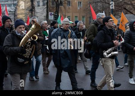 Milano, Italia. 24 febbraio 2024. La banda di ottoni milanese marcia mentre suona i propri strumenti durante una manifestazione pro-palestinese. (Credit Image: © Paolo Marelli/SOPA Images via ZUMA Press Wire) SOLO PER USO EDITORIALE! Non per USO commerciale! Foto Stock