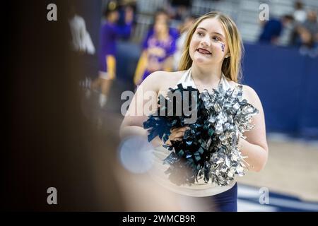 Houston, Texas, Stati Uniti. 24 febbraio 2024. Una cheerleader dei Rice Owls si prepara per la partita prima della partita di basket maschile NCAA tra gli East Carolina Pirates e i Rice Owls al Tudor Fieldhouse di Houston, Texas. Rice sconfisse East Carolina 70-52. Prentice C. James/CSM/Alamy Live News Foto Stock