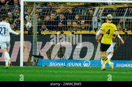 Dortmund, Germania. 25 febbraio 2024. Calcio: Bundesliga, Borussia Dortmund - TSG 1899 Hoffenheim, Matchday 23, Signal Iduna Park. Nico Schlotterbeck di Dortmund non può impedire lo 0:1. Credito: Bernd Thissen/dpa - NOTA IMPORTANTE: in conformità con i regolamenti della DFL German Football League e della DFB German Football Association, è vietato utilizzare o far utilizzare fotografie scattate nello stadio e/o della partita sotto forma di immagini sequenziali e/o serie di foto video./dpa/Alamy Live News Foto Stock