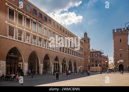 4 giugno 2023 - Ferrara, Emilia Romagna, Italia. La bellissima Piazza Trento e Trieste con i grandi archi a punta del suo portico. Patrimonio mondiale dell'UNESCO Foto Stock
