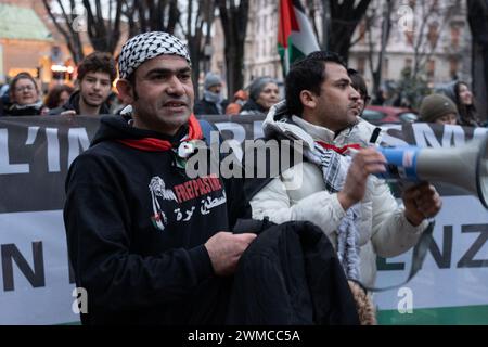Milano, Italia. 24 febbraio 2024. Un manifestante canta slogan attraverso un mega telefono durante una dimostrazione pro-Palestina. (Credit Image: © Paolo Marelli/SOPA Images via ZUMA Press Wire) SOLO PER USO EDITORIALE! Non per USO commerciale! Foto Stock
