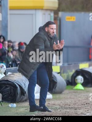 Burton Upon Trent, Regno Unito, 24 febbraio 2024: Il manager di Burton Albion Martin Paterson incoraggia la sua squadra nella partita di EFL League One tra Burton Albion e Northampton Town Credit: Clive Stapleton/Alamy Live News Foto Stock