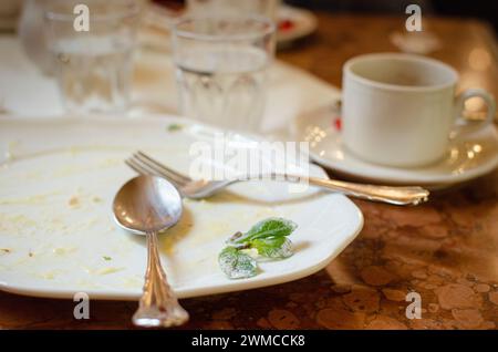 piatti vuoti nel ristorante, grazie per la mancia, la soddisfazione Foto Stock