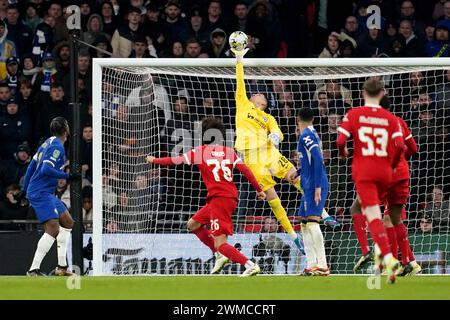 Il portiere del Chelsea Djordje Petrovic (centro) punta su un colpo di testa dal Liverpool Jayden Danns (seconda a sinistra) durante la finale della Carabao Cup al Wembley Stadium di Londra. Data foto: Domenica 25 febbraio 2024. Foto Stock