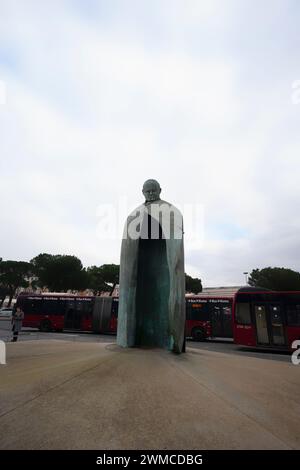 La scultura di Papa Giovanni Paolo II, realizzata in bronzo e con un'altezza di cinque metri, Roma, Italia Foto Stock