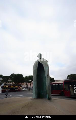 La scultura di Papa Giovanni Paolo II, realizzata in bronzo e con un'altezza di cinque metri, Roma, Italia Foto Stock