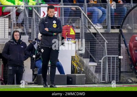 Alkmaar, Paesi Bassi. 25 febbraio 2024. ALKMAAR, PAESI BASSI - FEBBRAIO 25: Il 4° ufficiale Jeroen Manschot guarda durante l'incontro olandese Eredivisie tra AZ e AFC Ajax all'AFAS Stadion il 25 febbraio 2024 ad Alkmaar, Paesi Bassi. (Foto di Joris Verwijst/Orange Pictures) credito: Orange Pics BV/Alamy Live News Foto Stock