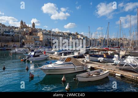 Vittoriosa Yacht Marina e vista sul porto di Senglea, la Valletta, Malta Foto Stock