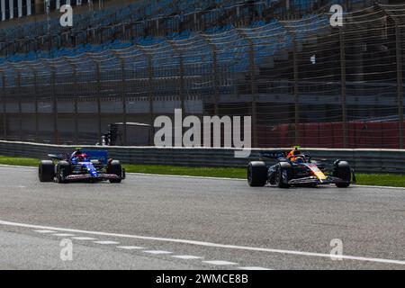 MANAMA, BAHREIN, Bahrain International Circuit, 22.Feb.2024: Sergio Perez della Redbull Racing e Yuki Tsunoda della Visa Cash App Racing Bulls durante la forma Foto Stock