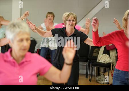 Una lezione di danza di oltre 50 anni a Leicester, Regno Unito Foto Stock