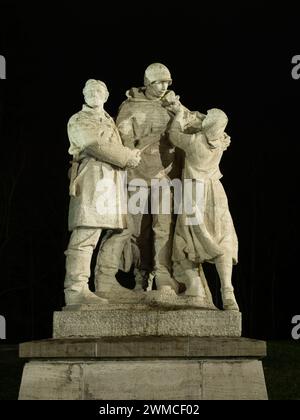 Scultura illuminata presso il monumento alla battaglia del passo di Dukla a Svidnik. Slovacchia, Europa. Foto Stock