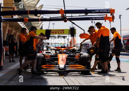 MANAMA, BAHRAIN, BAHRAIN International Circuit, 23.Feb.2024: Lando Norris di Gran Bretagna e McLaren F1 Team e meccanica durante la Formula 1 Bahrai Foto Stock