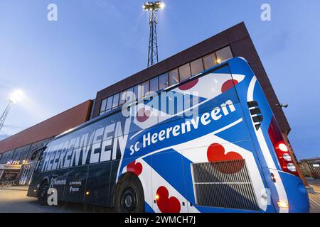 Volendam, Paesi Bassi. 25 febbraio 2024. VOLENDAM, 25-02-2024, Kras Stadion, Dutch Eredivisie football, stagione 2023/2024, Heerenveen bus allo stadio prima della partita FC Volendam vs Heerenveen crediti: Pro Shots/Alamy Live News Foto Stock