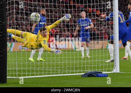 Londra, domenica 25 febbraio 2024, il Virgil van Dijk di Liverpool passa davanti al Chelsea's Djordje Petrović per un gol durante la finale della Carabao Cup tra Chelsea e Liverpool al Wembley Stadium di Londra, domenica 25 febbraio 2024. (Foto: Scott Llewellyn | mi News) crediti: MI News & Sport /Alamy Live News Foto Stock