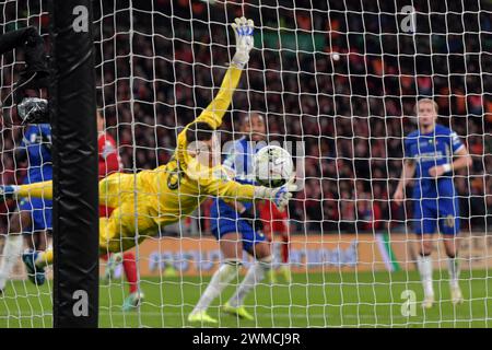 Londra, domenica 25 febbraio 2024, il Virgil van Dijk di Liverpool passa davanti al Chelsea's Djordje Petrović per un gol durante la finale della Carabao Cup tra Chelsea e Liverpool al Wembley Stadium di Londra, domenica 25 febbraio 2024. (Foto: Scott Llewellyn | mi News) crediti: MI News & Sport /Alamy Live News Foto Stock