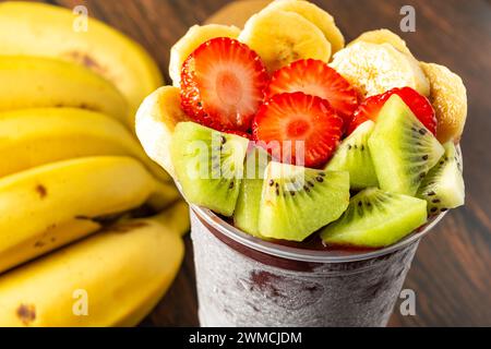 Un acai brasiliano con molti frutti tropicali Foto Stock