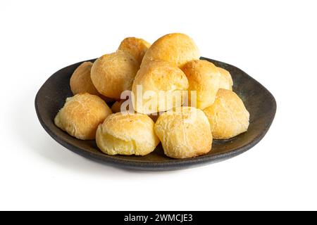 Un tradizionale pao de queijo brasiliano isolato su sfondo bianco Foto Stock