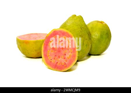 Una guava isolata su sfondo bianco Foto Stock