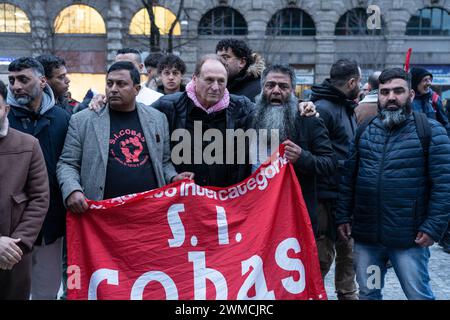 Milano, Italia. 24 febbraio 2024. I manifestanti sono visti tenere uno striscione durante una manifestazione pro-Palestina. (Foto di Paolo Marelli/SOPA Images/Sipa USA) credito: SIPA USA/Alamy Live News Foto Stock