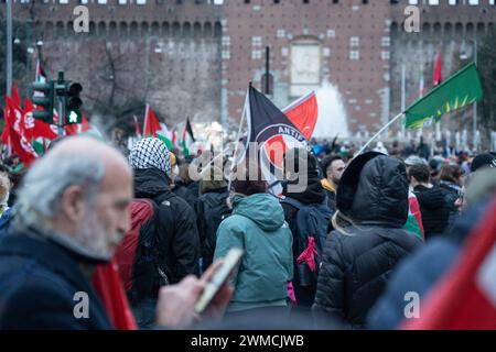 Milano, Italia. 24 febbraio 2024. I manifestanti detengono bandiere durante una manifestazione pro-Palestina. (Foto di Paolo Marelli/SOPA Images/Sipa USA) credito: SIPA USA/Alamy Live News Foto Stock
