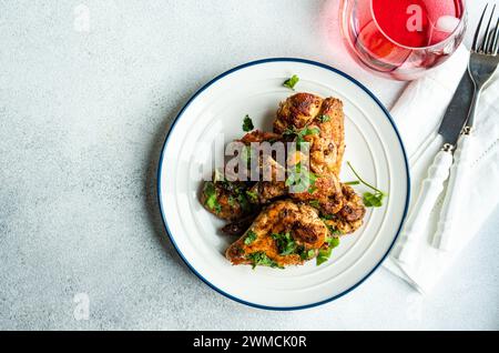 Vista dall'alto delle ali di pollo arrosto con coriandolo e una bevanda alla frutta Foto Stock