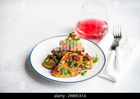 Primo piano di ali di pollo arrosto con coriandolo e una bevanda alla frutta Foto Stock