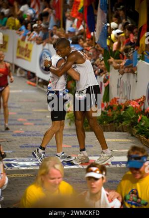 Kailua-Kona, Stati Uniti d'America. 11 ottobre 2008. L'operatore di guerra speciale della Marina degli Stati Uniti David Goggins, a destra, abbraccia il connazionale Navy SEAL Cmdr. Keith Davids, comandante della SEAL Team One, mentre attraversano il traguardo insieme al 30° Campionato del mondo Ford Ironman, 11 ottobre 2008 a Kailua-Kona, Hawaii. Crediti: MC2 Paul Honnick/US Navy Photo/Alamy Live News Foto Stock