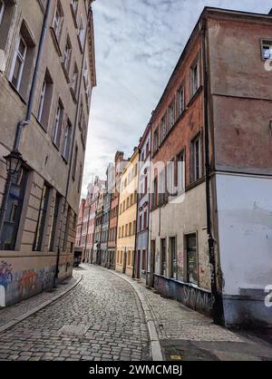 Vicolo storico della città con strade acciottolate ed edifici in mattoni antichi a Breslavia, Polonia Foto Stock