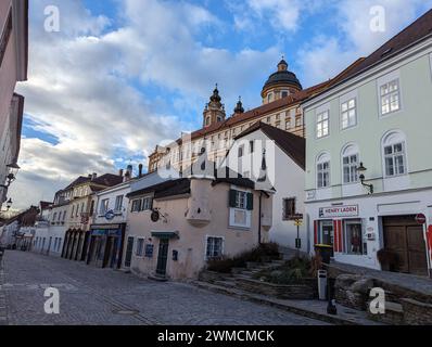 Vivace paesaggio urbano europeo con numerosi edifici storici e affollate folle a Melk, Austria Foto Stock