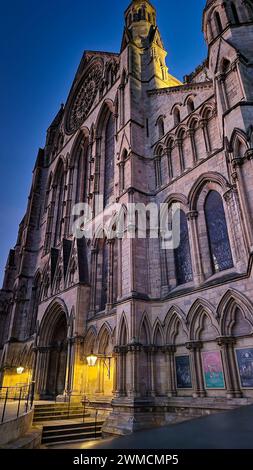 Un edificio Tudor splendidamente conservato a York, Inghilterra, illuminato da calde luci interne che proiettano un'accogliente luce luminosa attraverso le sue finestre con piombo. T Foto Stock