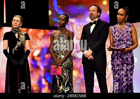 Mariette Rissenbeek, Lupita Nyong’o, Carlo Chatrian und Hadnet Tesfai bei der Closing Ceremony mit Preisverleihung auf der Berlinale 2024 / 74. Internationale Filmfestspiele Berlin im Berlinale Palast. Berlino, 24.02.2024 Foto Stock