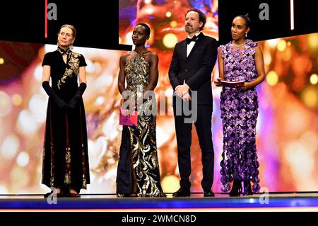 Mariette Rissenbeek, Lupita Nyong’o, Carlo Chatrian und Hadnet Tesfai bei der Closing Ceremony mit Preisverleihung auf der Berlinale 2024 / 74. Internationale Filmfestspiele Berlin im Berlinale Palast. Berlino, 24.02.2024 Foto Stock