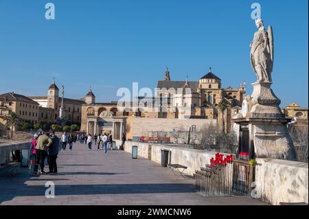 In primo piano si trova una statua del XVI secolo San Rafael Gomez del Rio (San Rafael di Bernabe Gomez del Rio, pittore e scultore spagnolo o Foto Stock