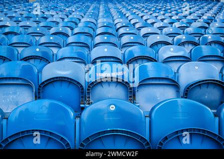 Posti a sedere in plastica sulle terrazze all'interno dell'Ibrox Stadium, sede della squadra di calcio dei Rangers, Glasgow, Scozia, Regno Unito. Foto Stock