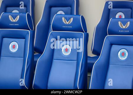 Sedili in pelle blu con Rangers Football Club in rilievo, presso la squadra scavata, Ibrox Stadium, Glasgow, Scozia, Regno Unito Foto Stock