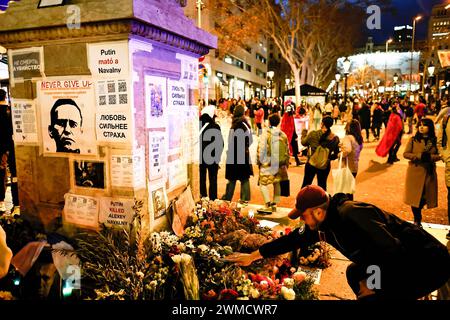 Barcellona, Spagna. 24 febbraio 2024. Un uomo posa fiori su un altare improvvisato dopo la morte del leader dell'opposizione russa Aleksei Nalvany a Barcellona. La comunità russa e Ucraina rende omaggio al leader dell'opposizione russa Aleksei Navalny, settimane dopo che la Russia ha annunciato la sua morte in una prigione russa. Alcune persone si sono riunite per portare fiori, candele e altri oggetti personali per rendere omaggio in un altare improvvisato a Las Ramblas, Barcellona. (Immagine di credito: © Pol Cartie/SOPA Images via ZUMA Press Wire) SOLO PER USO EDITORIALE! Non per USO commerciale! Foto Stock