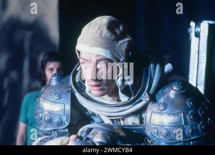 ALIEN 1979 20th Century Fox film con John Hurt come ufficiale esecutivo Kaner che diventa il presentatore di Aien. Foto Stock