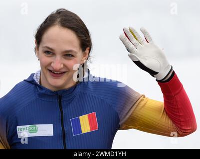 Winterberg, Germania. 25 febbraio 2024. Bob: Campionati del mondo, monoBob, donne, 4° corsa. Andréa Grecu dalla Romania supera il traguardo. Crediti: Robert Michael/dpa/Alamy Live News Foto Stock